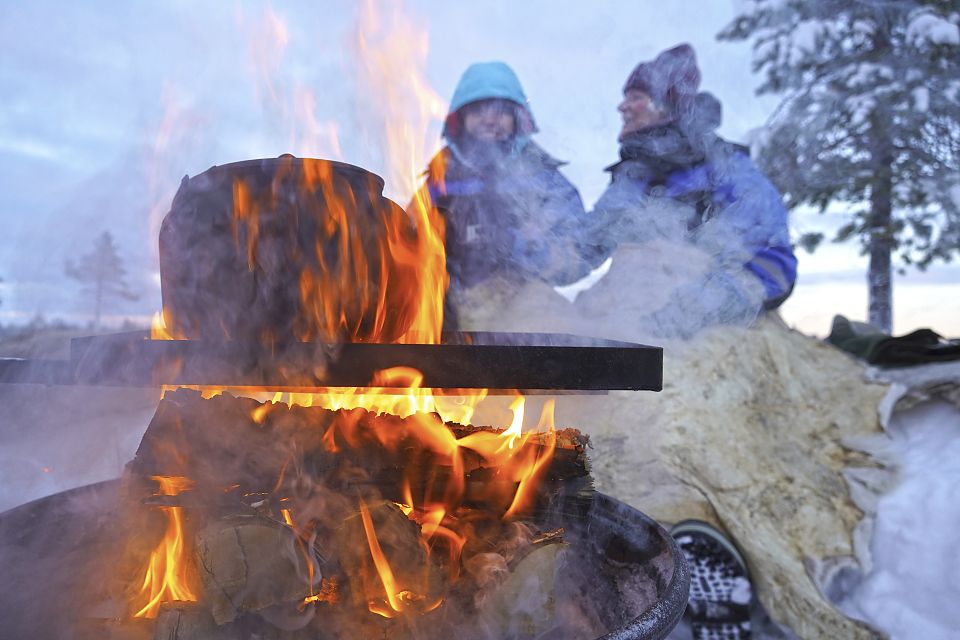 Unsere Lunch-Pausen am Lagerfeuer gehören bei den Hundeschlittentouren immer dazu