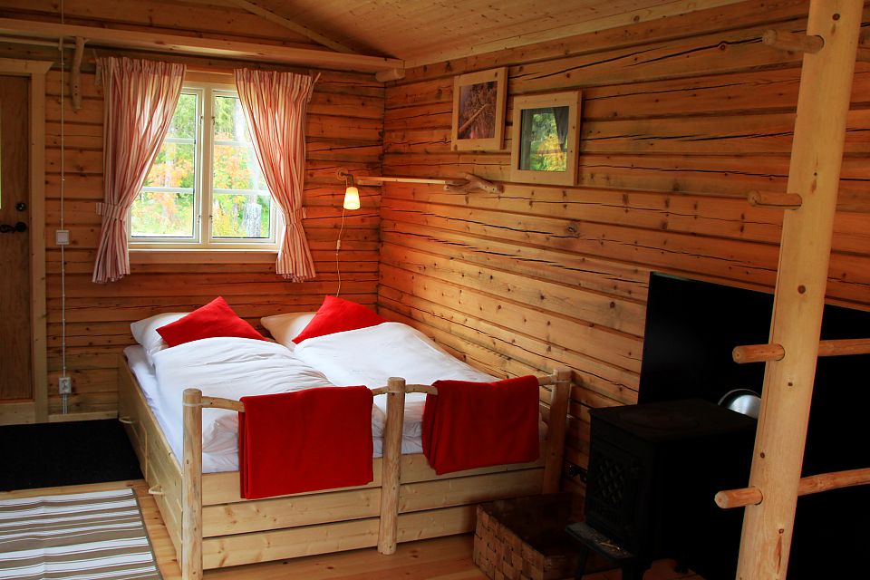 Ein gemütliches Bett in der Lillstugan
