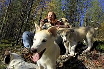 Judith bei einem Spaziergang mit den Welpen