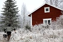 Die Wildnishütte ist einsam an einem See gelegen